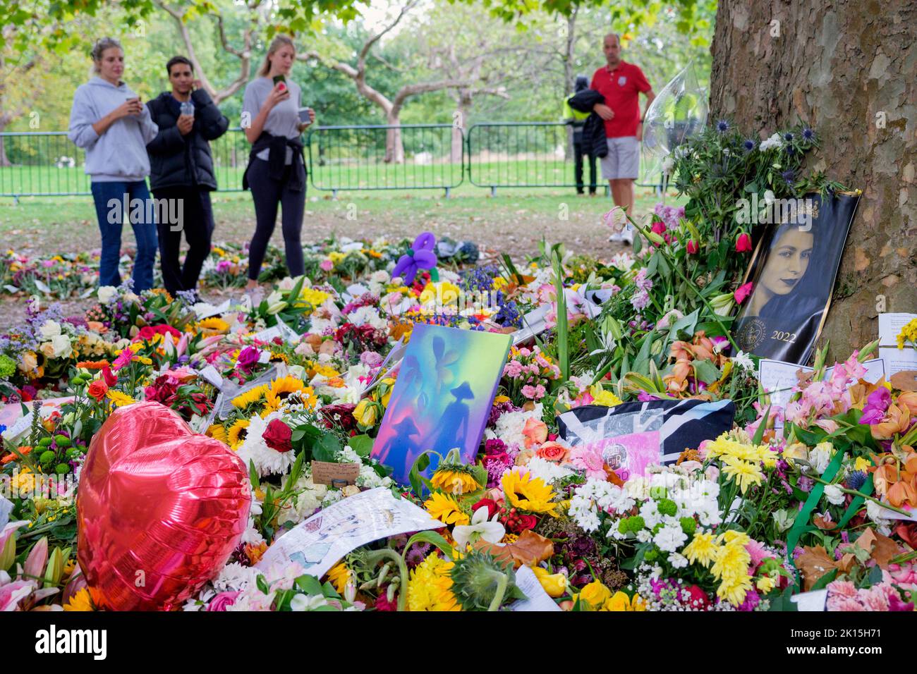 Ihre Majestät Königin Elizabeth Blumen Tribut- Menschen werden abgebildet, wenn sie die Blumen und Karten, die im Green Park, London, hinterlassen wurden, sehen Stockfoto