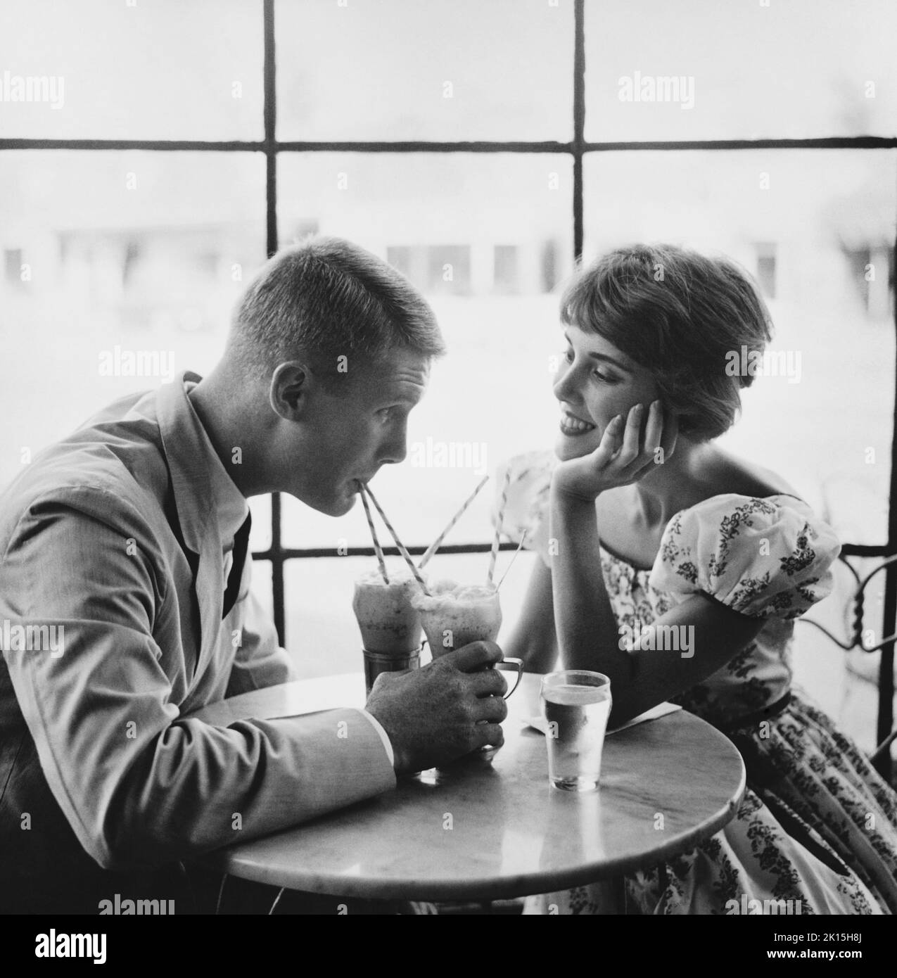Ein Paar trinkt Limonaden, 1950s. Stockfoto