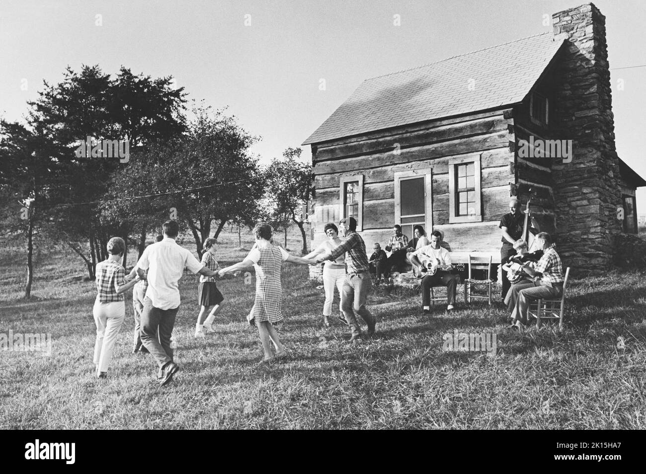 „Freedom School“-Mitarbeiter Entspannen Sich, 1964. Freedom Schools waren temporäre, alternative freie Schulen für Afroamerikaner, hauptsächlich im Süden. Sie waren ursprünglich Teil eines landesweiten Bemühens während der Bürgerrechtsbewegung, Afroamerikaner zu organisieren, um soziale, politische und wirtschaftliche Gleichheit in den Vereinigten Staaten zu erreichen. Das prominenteste Beispiel für Freedom Schools war im Sommer 1964 in Mississippi. Stockfoto
