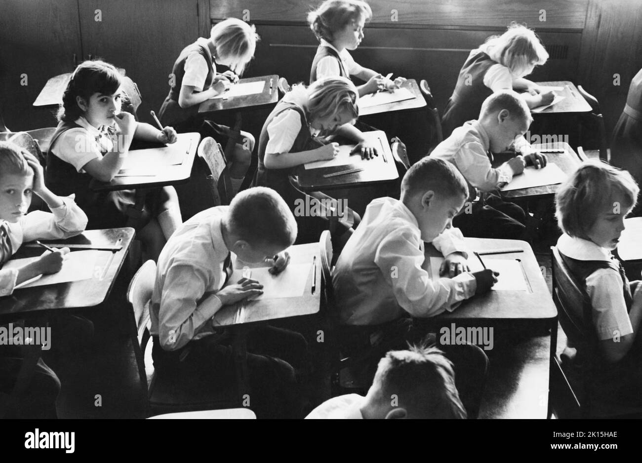 Die Kinder der Pfarrschule machen einen Test. Washington, D.C. um die 1950er, 1960er Jahre. Stockfoto