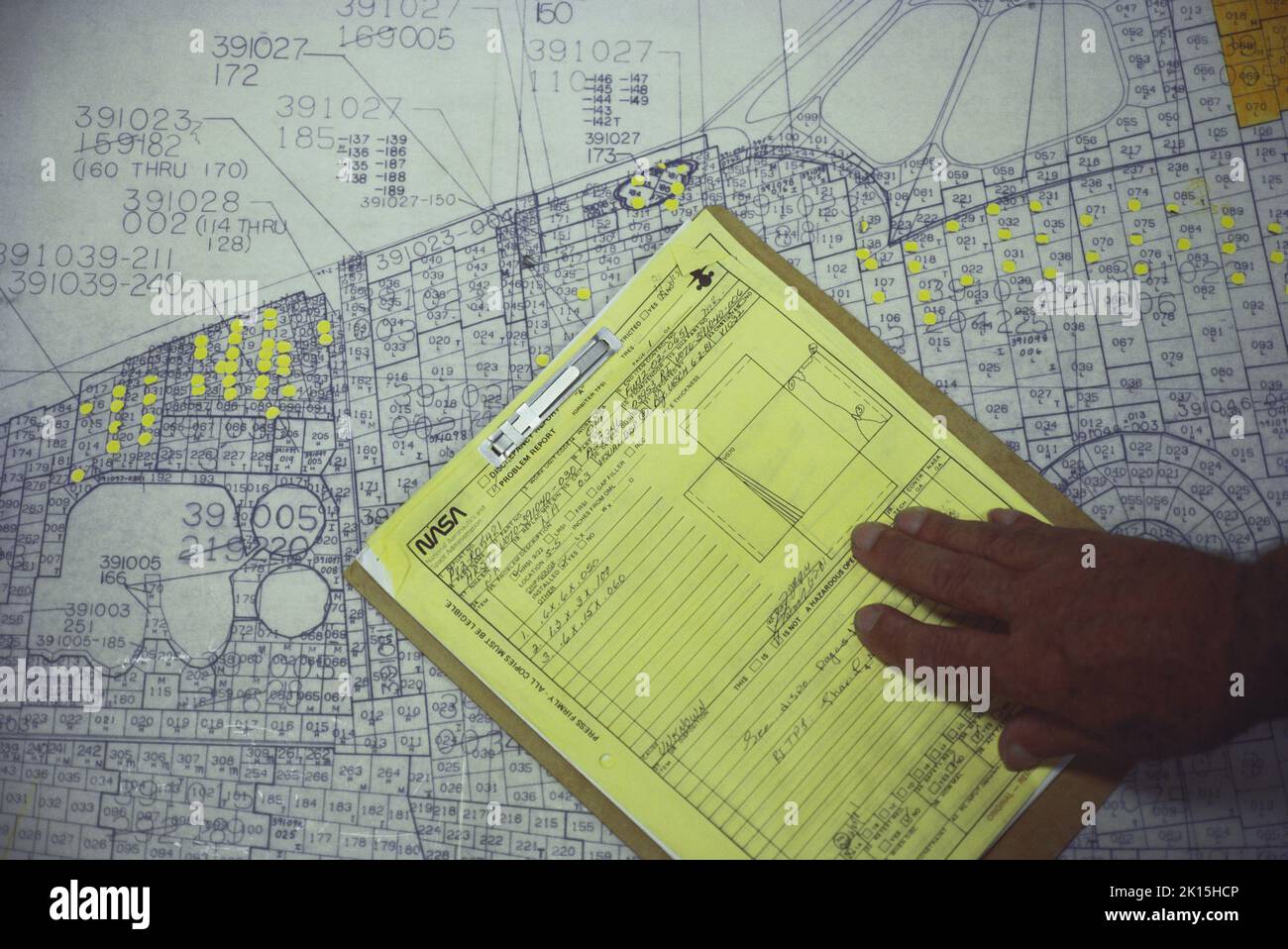 Eine Blaupause im Kennedy Space Center zeigt den Standort und die Anzahl der Wärmeschutzplatten auf dem Raumfähre Columbia. Zwischen den Missionen mussten Techniker die Fliesen lokalisieren, die ausgetauscht werden mussten. Stockfoto
