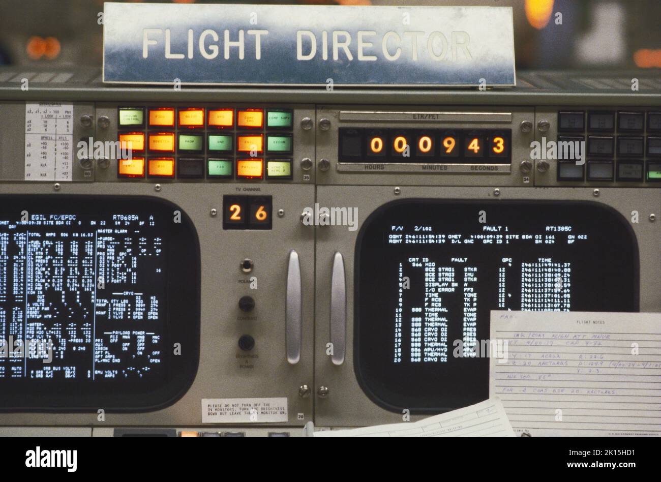 Ein Blick auf den Missionskontrollraum der NASA im Johnson Space Center, auch bekannt unter dem Rufzeichen „Houston“. Hier ein genauerer Blick auf das Video zeigt an der Konsole des Flight Directors, während einer Simulation einer Weltraummission. Foto ca. 1985. Stockfoto