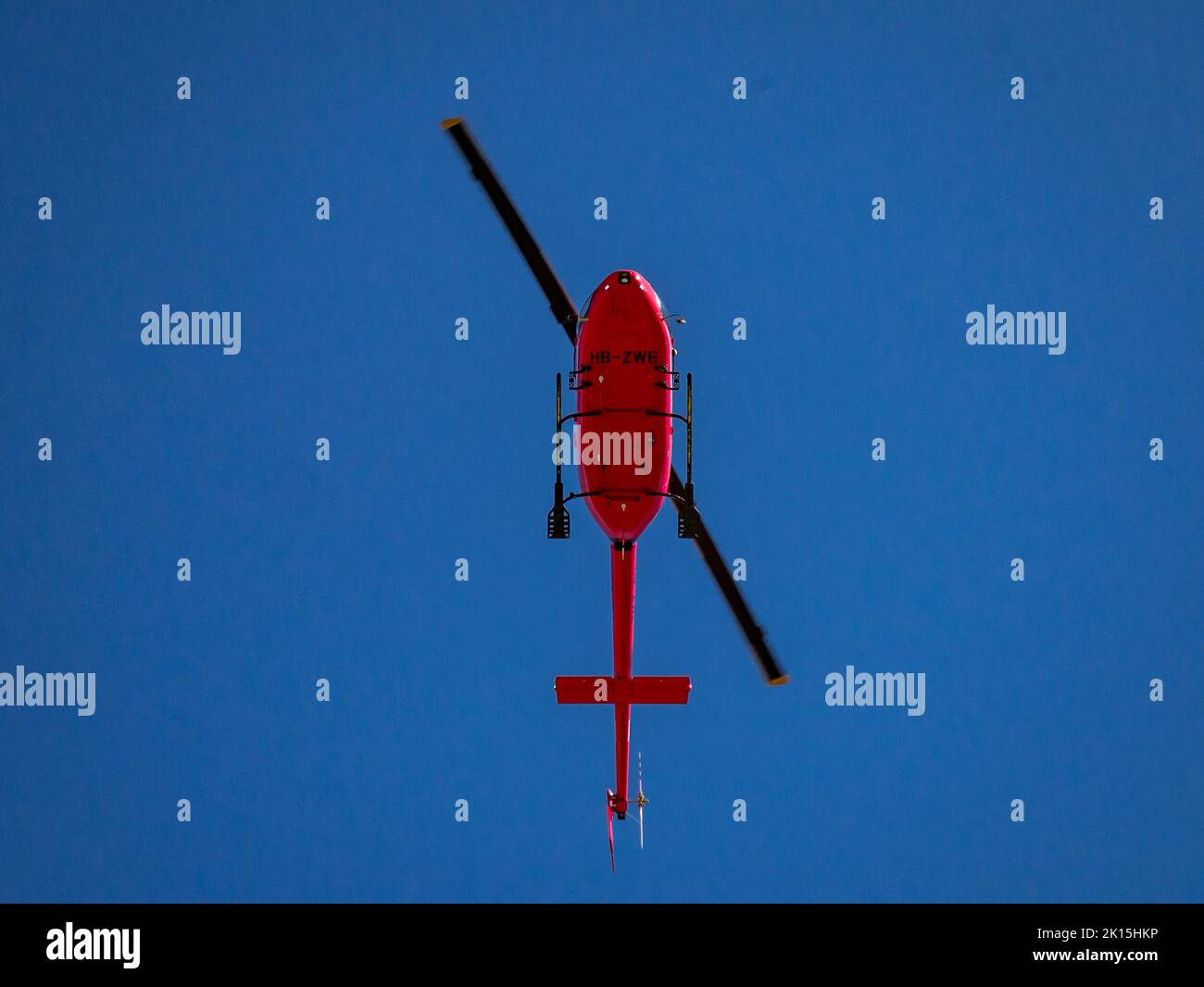 Roter Hubschrauber fliegt in Aktion. Stockfoto