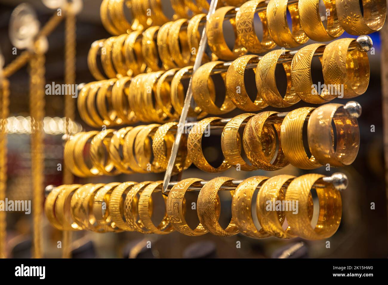 Goldene Armbänder im Schmuckgeschäft Schaufenster, Goldschmuck Armreifen für Frauen Schönheit Stockfoto