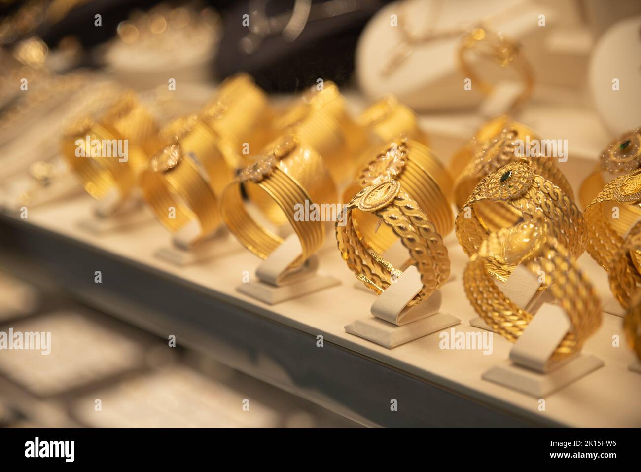 Goldene Armbänder im Schmuckgeschäft Schaufenster, Goldschmuck Armreifen für Frauen Schönheit Stockfoto