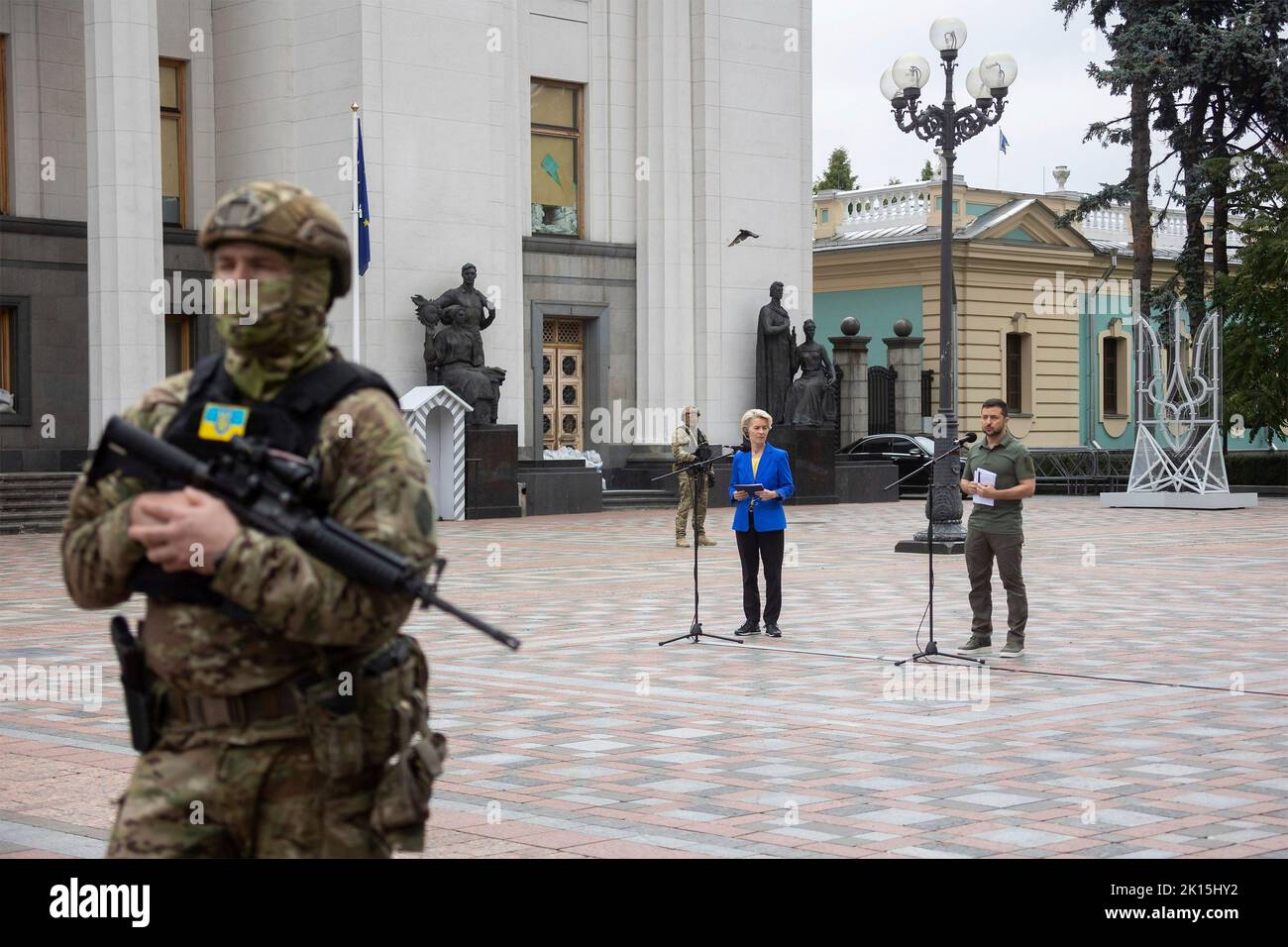 Kiew, Ukraine. 15. September 2022. Der ukrainische Präsident Wolodymyr Zelenskyy, rechts, hört zu, wie die linke Präsidentin der Europäischen Kommission, Ursula von der Leyen, auf einer gemeinsamen Pressekonferenz am 15. September 2022 auf dem Platz der Verfassung in Kiew, der Ukraine, auf Fragen antwortet. Quelle: Sarsenov Daniiar/Ukraine Presidency/Alamy Live News Stockfoto