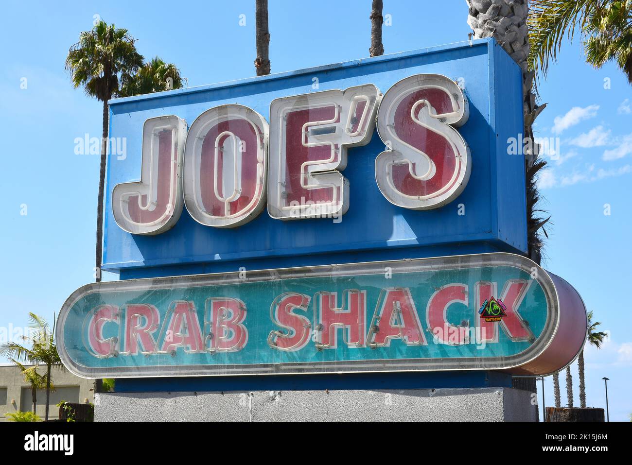 REDONDO BEACH, CALIFORNIA - 10 SEP 2021: Joes Crab Shack Sign, eine beliebte Fischrestaurant-Kette. Stockfoto