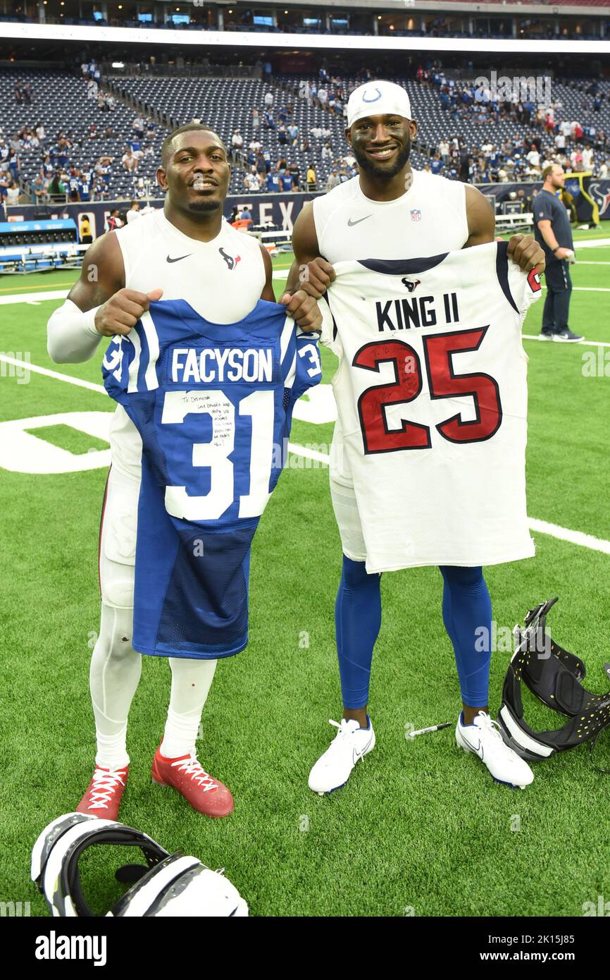 Houston Texans Eckpfeiler Desmond King II (25) und Indianapolis Colts Sicherheit Brandon Facyson (31) nach dem NFL-Fußballspiel zwischen den Indianapoli Stockfoto