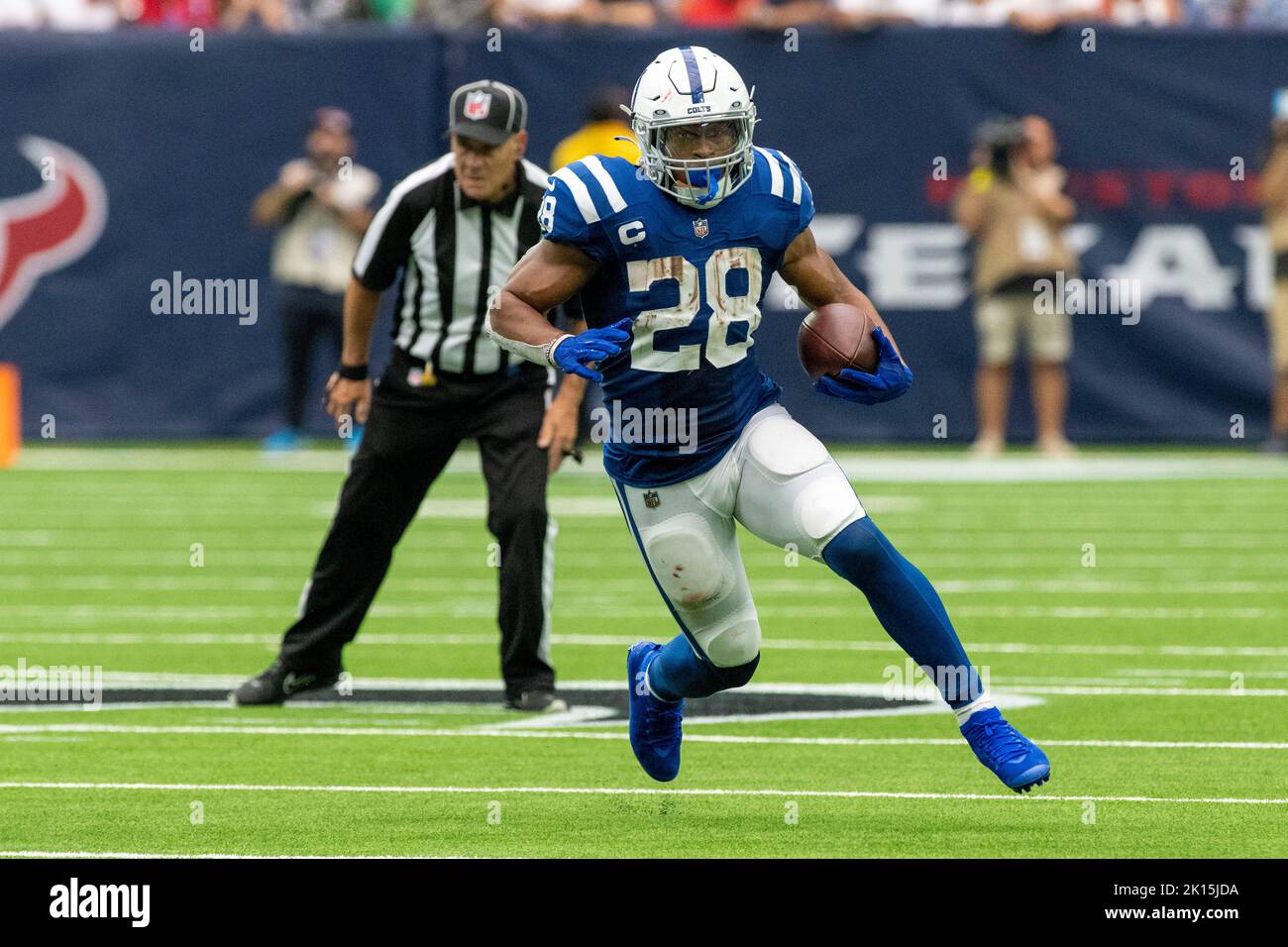 Die iIndianapolis Colts laufen zurück Jonathan Taylor (28) läuft während des NFL-Fußballspiels zwischen den Indianapolis Colts und den Houst auf dem freien Feld Stockfoto