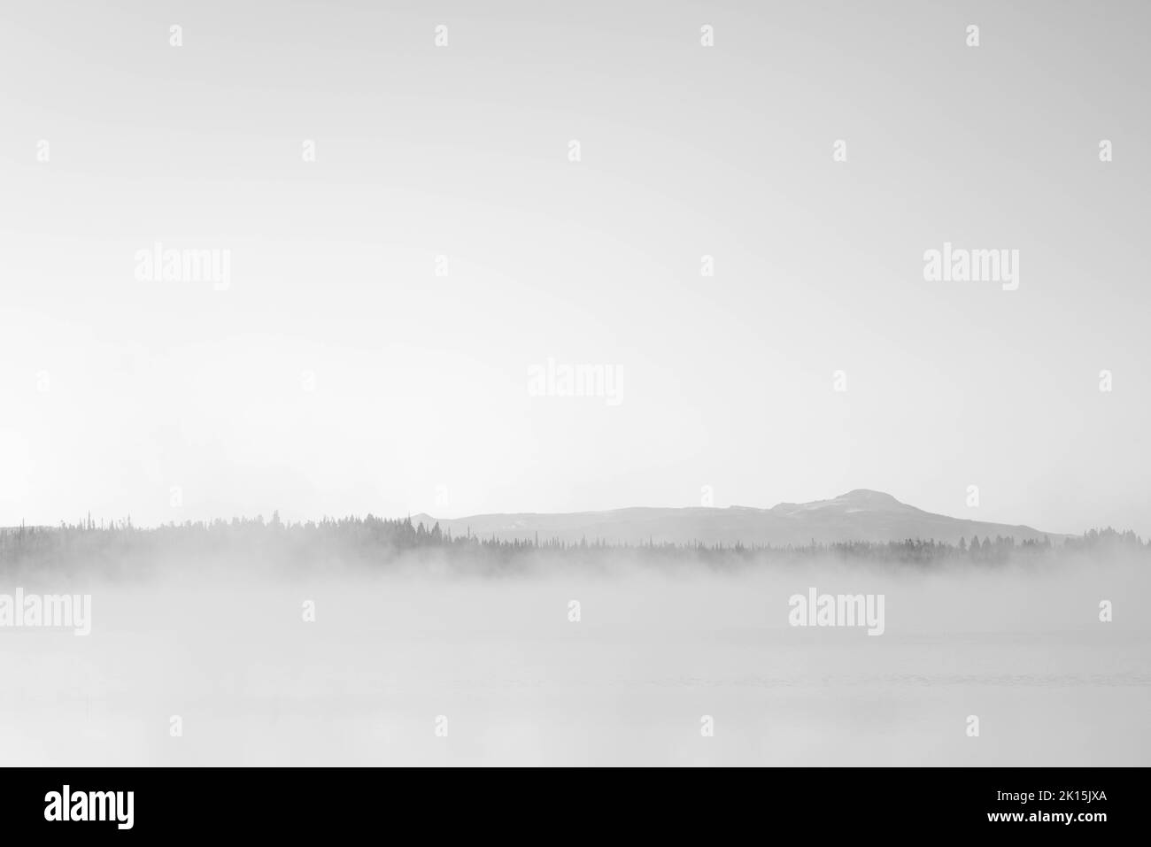 Sheep Mountain erhebt sich über Nebel und hebt sich vom Leigh Lake ab. Grand Teton National Park, Wyoming Stockfoto