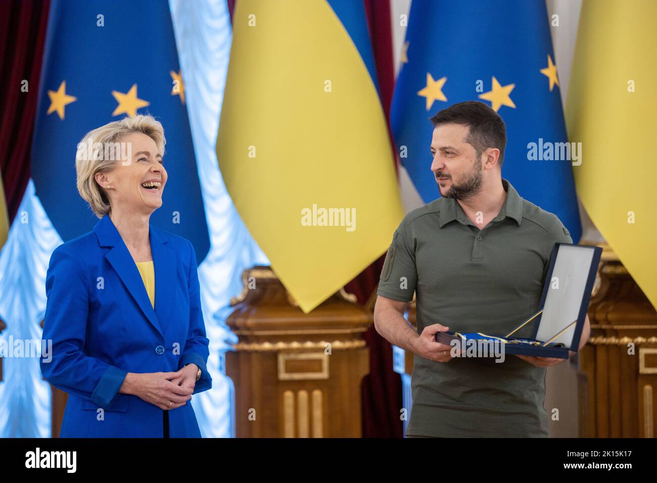 Kiew, Ukraine. 15. September 2022. Die linke Präsidentin der Europäischen Kommission, Ursula von der Leyen, reagiert darauf, nachdem sie vom ukrainischen Präsidenten Wolodymyr Zelenskyy, rechts, im Mariinskyi-Palast am 15. September 2022 in der Kiew-Ukraine den staatlichen Befehl von Jaroslaw dem Weisen erhalten hatte. Quelle: Sarsenov Daniiar/Ukraine Presidency/Alamy Live News Stockfoto