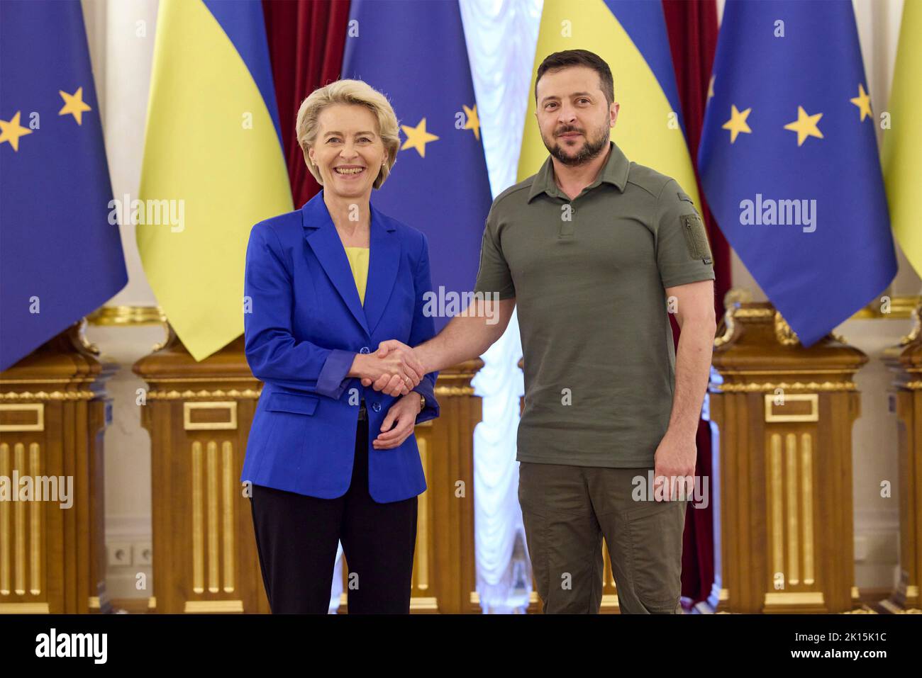 Kiew, Ukraine. 15. September 2022. Der ukrainische Präsident Wolodymyr Zelenskyy, rechts, schüttelt die Hände mit der Präsidentin der Europäischen Kommission, Ursula von der Leyen, links, während einer Präsentation im Mariinskyi-Palast am 15. September 2022 in Kiew, Ukraine. Quelle: Sarsenov Daniiar/Ukraine Presidency/Alamy Live News Stockfoto