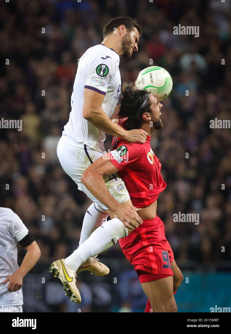 Anderlechts Wesley Hoedt und Andrea Compagno des FCSB kämpfen während eines Fußballspiels zwischen dem rumänischen Fotbal Club FCSB und dem belgischen RSC Anderlecht am Donnerstag, dem 15. September 2022, in Bukarest, Rumänien, am zweiten Tag in der Gruppenphase der UEFA Conference League um den Ball. BELGA FOTO VIRGINIE LEFOUR Stockfoto