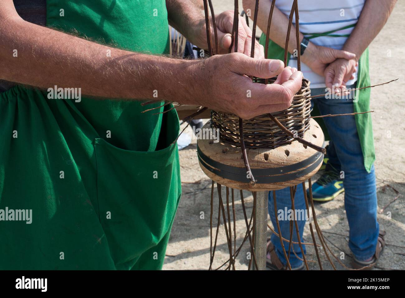 Nicht erkennbarer Mann, der im Freien einen Korb macht. Frankreich Stockfoto