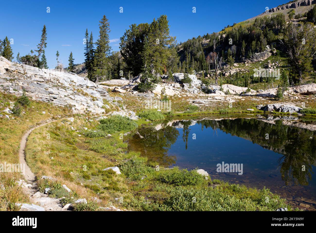 Der South Teton Trail führt durch das Alaska Basin entlang eines kleinen Gletschersees. Jedediah Smith Wilderness, Wyoming Stockfoto