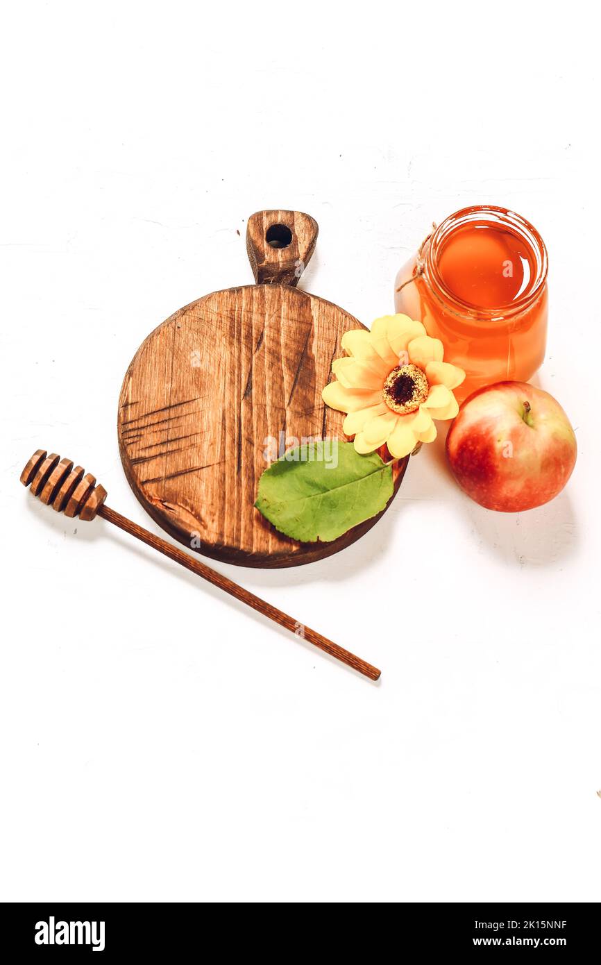 Äpfel und Honig. Herbstkomposition. Traditioneller jüdischer Feiertag Neujahr. Happy Rosh Hashanah. Stockfoto