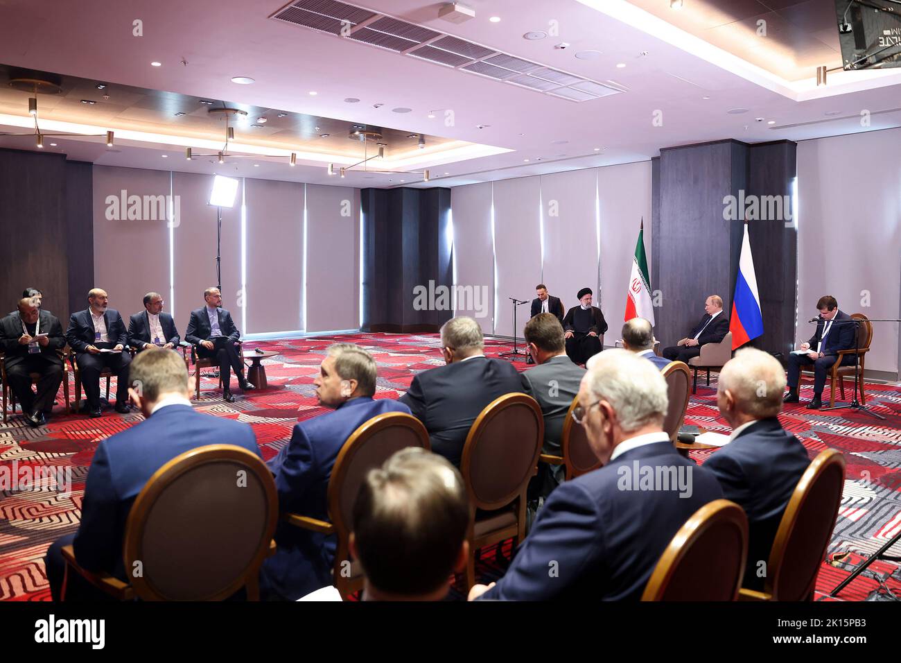 Samarkand, Usbekistan. 15. September 2022. Der russische Präsident Wladimir Putin trifft sich am Donnerstag, dem 15. September 2022, mit dem iranischen Präsidenten Ebrahim Raisi auf dem Gipfel der Shanghai Cooperation Organization (SCO) in Samarkand, Usbekistan. Foto mit freundlicher Genehmigung des Büros des iranischen Vorsitzes/UPI Credit: UPI/Alamy Live News Stockfoto