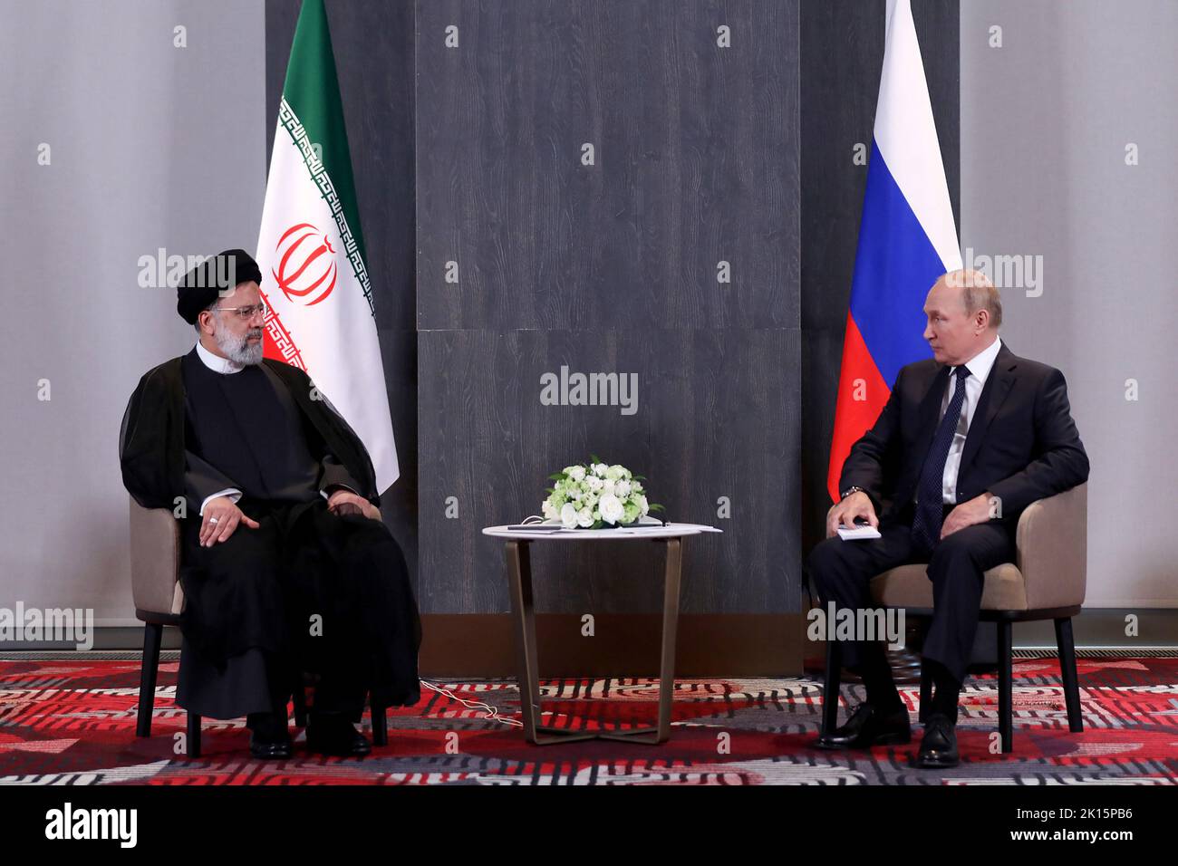 Samarkand, Usbekistan. 15. September 2022. Der russische Präsident Wladimir Putin trifft sich am Donnerstag, dem 15. September 2022, mit dem iranischen Präsidenten Ebrahim Raisi auf dem Gipfel der Shanghai Cooperation Organization (SCO) in Samarkand, Usbekistan. Foto mit freundlicher Genehmigung des Büros des iranischen Vorsitzes/UPI Credit: UPI/Alamy Live News Stockfoto