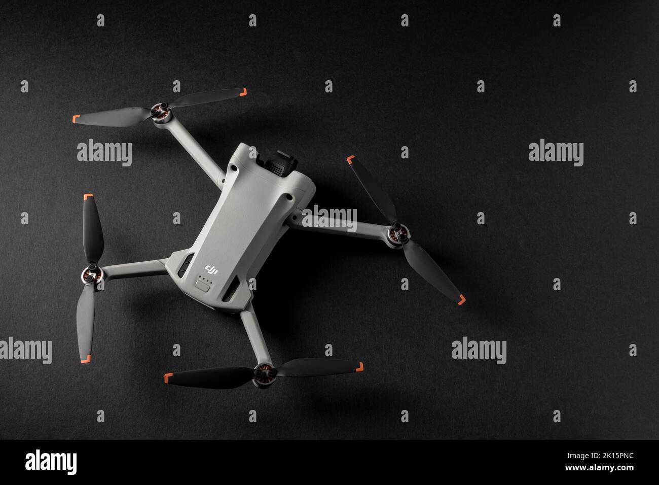 Antalya, Türkei - 15. September 2022: Mini 3 Pro Drohne der Marke DJI mit vertikaler Kamera auf dunklem Hintergrund Stockfoto