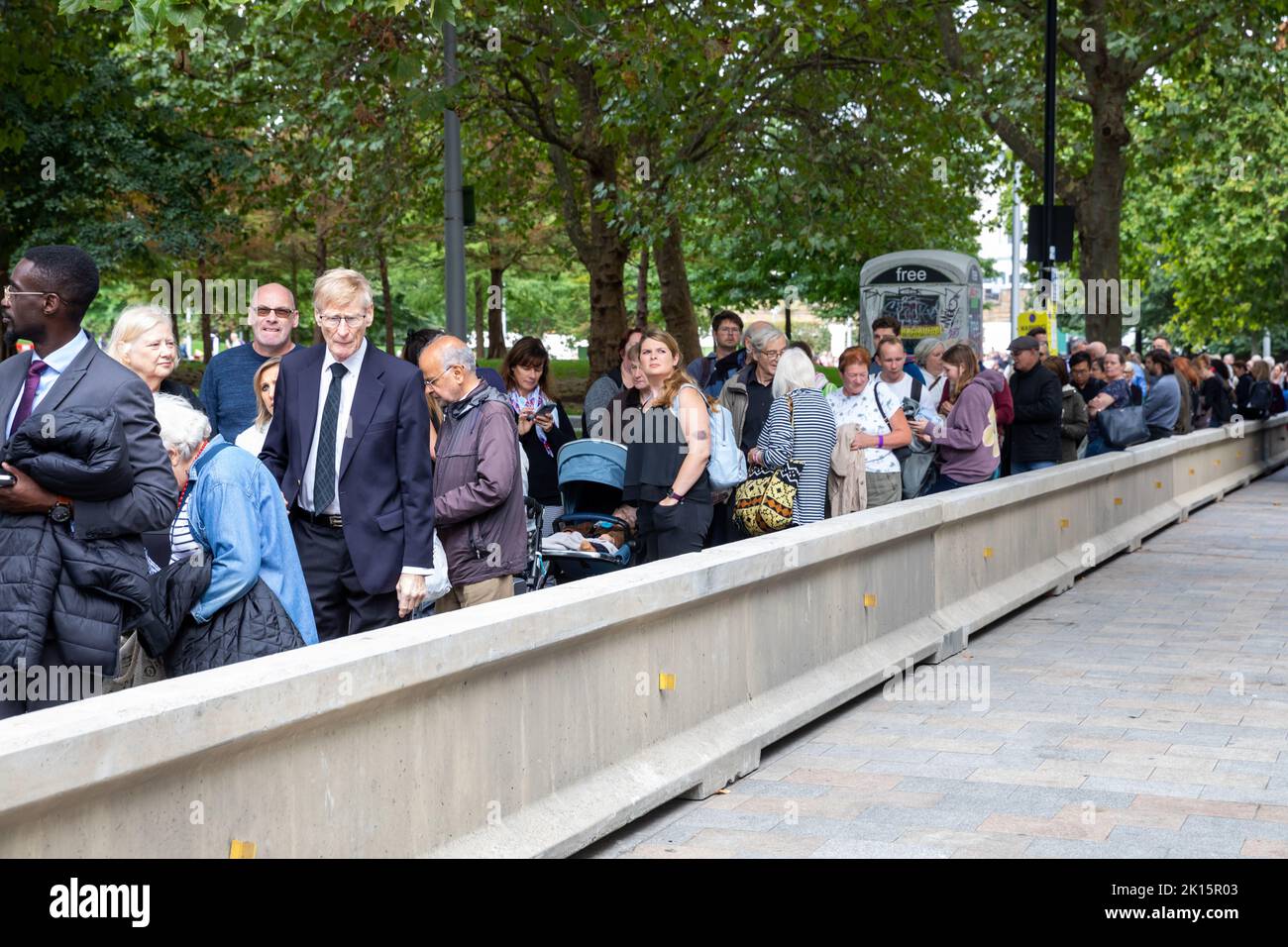 Trauernde Menschen in London nach dem Tod Ihrer Majestät Königin Elizabeth II Stockfoto