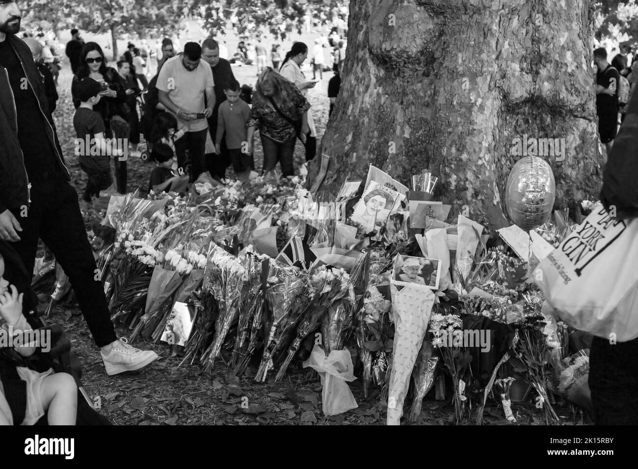 Menschen, die nach ihrem verstorben am 8.. September 2022 im Buckingham Palace ihrer Majestät Königin Elizabeth II. Ihren Respekt zollen. Stockfoto