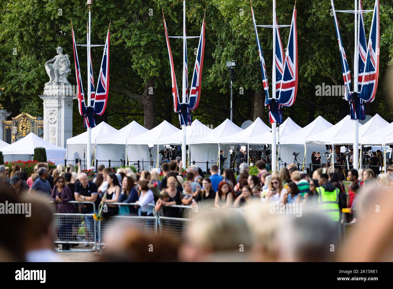 Menschen und Presse versammeln sich vor dem Buckingham Palace, um ihren Respekt zu zollen und über den Tod von Königin Elizabeth II zu berichten Stockfoto