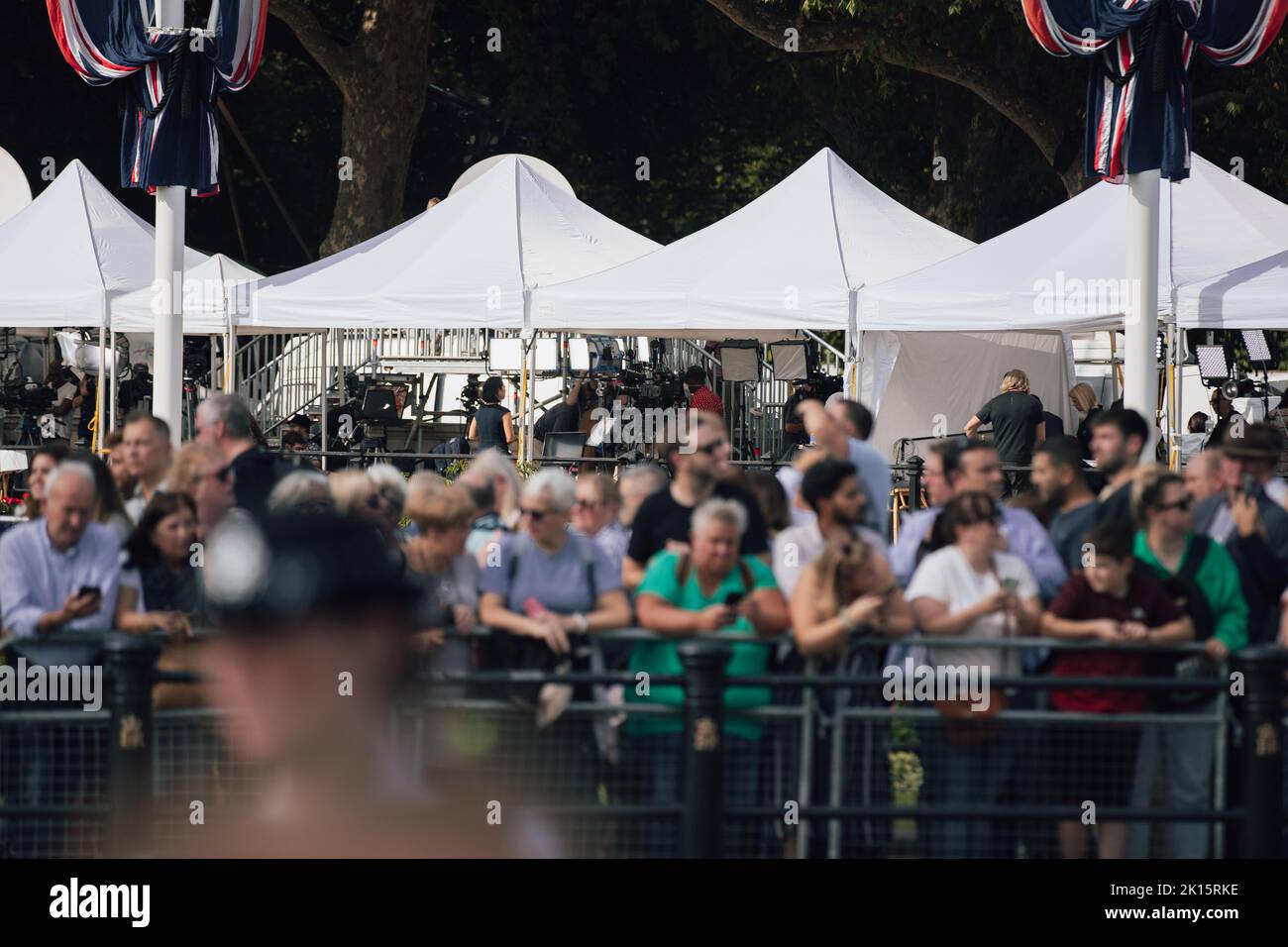 Menschen und Presse versammeln sich vor dem Buckingham Palace, um ihren Respekt zu zollen und über den Tod von Königin Elizabeth II zu berichten Stockfoto