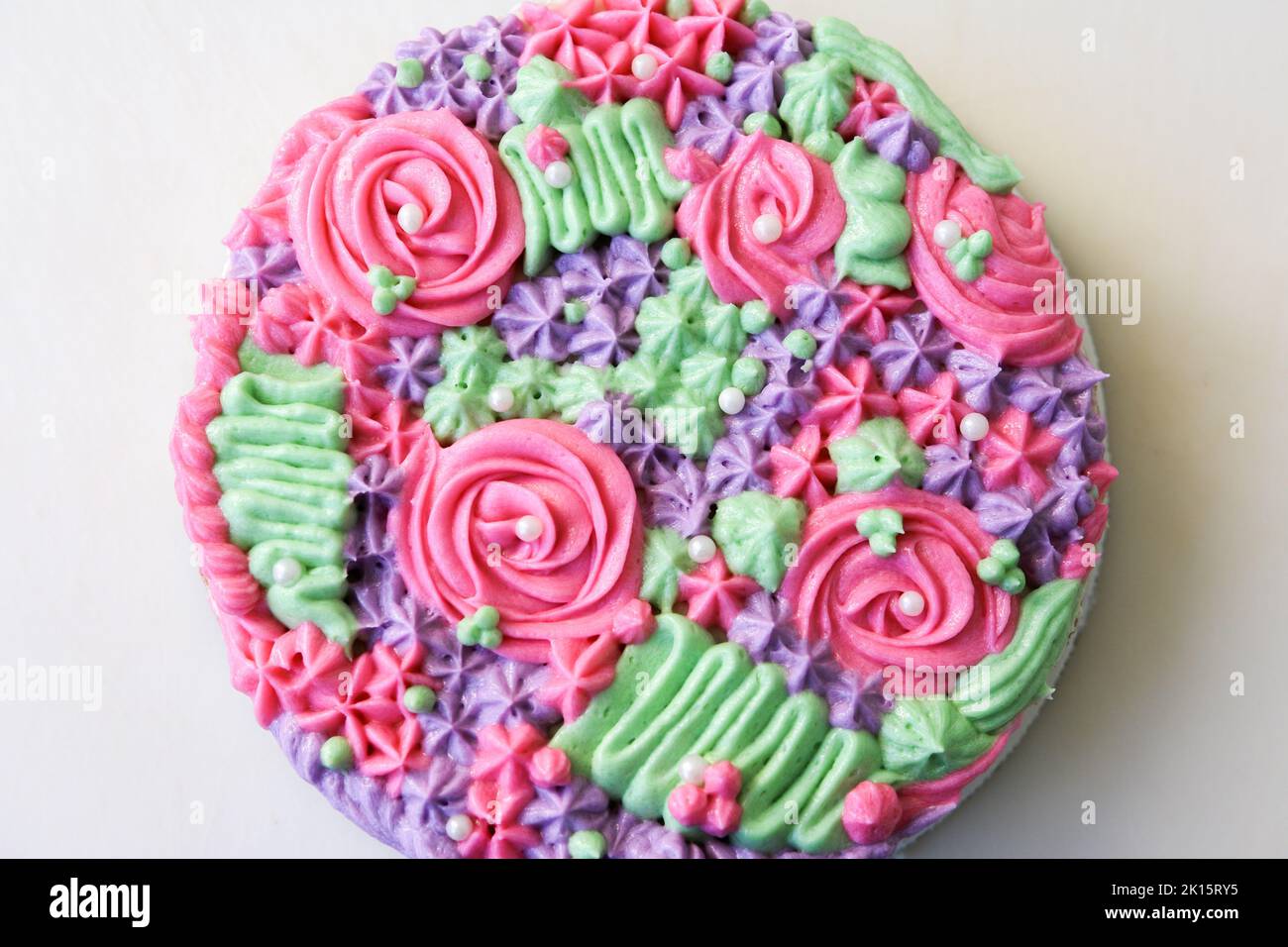 Lebendige, hausgemachte Torte mit Paspelierung Stockfoto