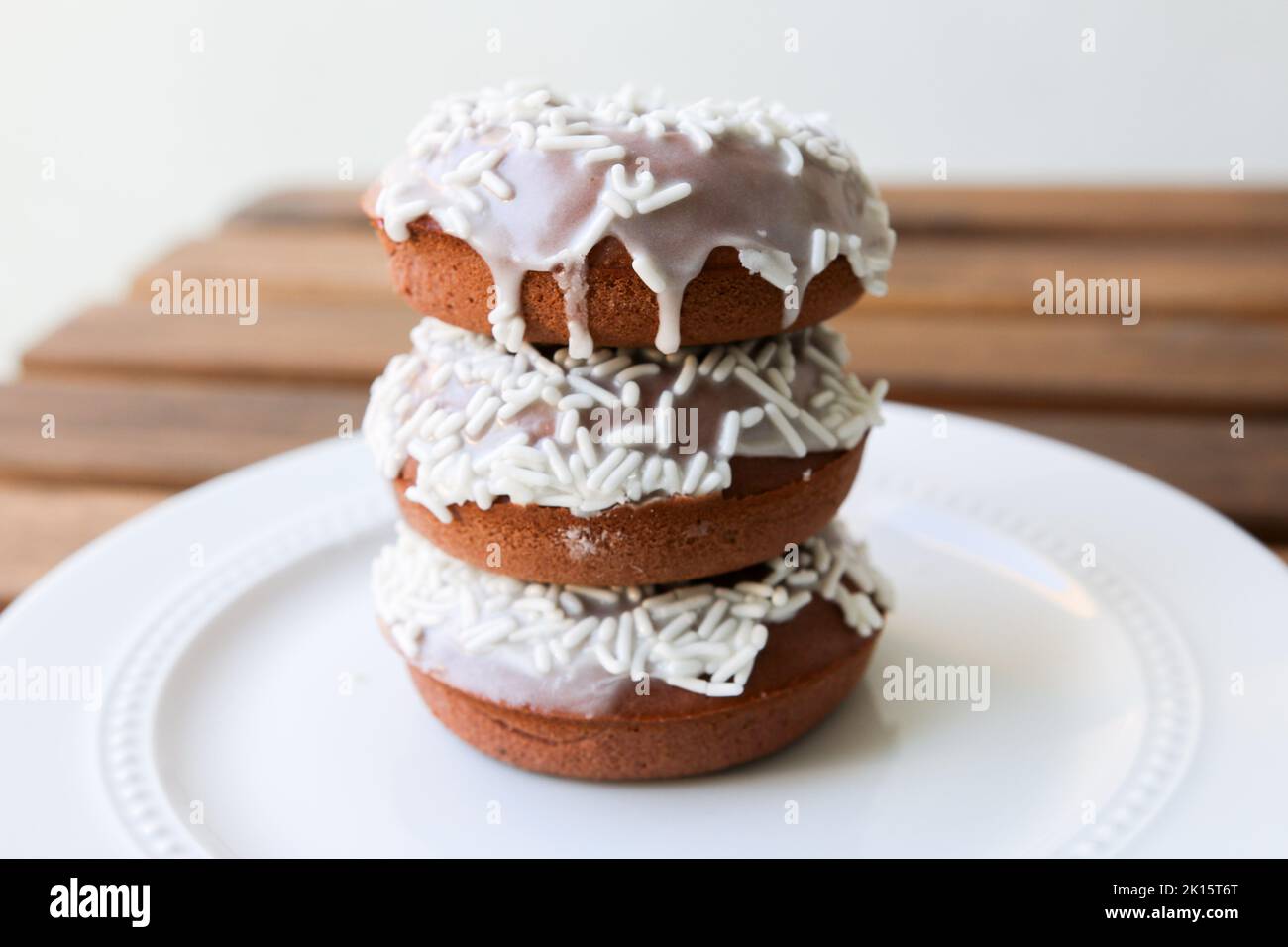 Hausgemachte Eisdonuts mit Jimmies Stockfoto