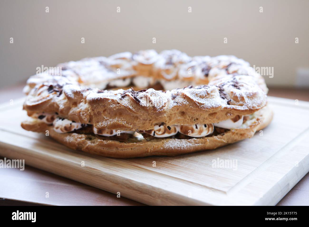 Hausgemachtes Paris-Brest Gebäck auf Schneidebrett Stockfoto