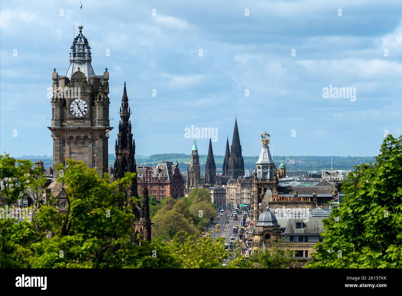 Blick nach Westen entlang der Princes Street Edinburgh, Großbritannien von Calton Hill. Mit Dem Balmoral Hotel Clock Tower Und Dem Scott Monument Im Vordergrund. Stockfoto