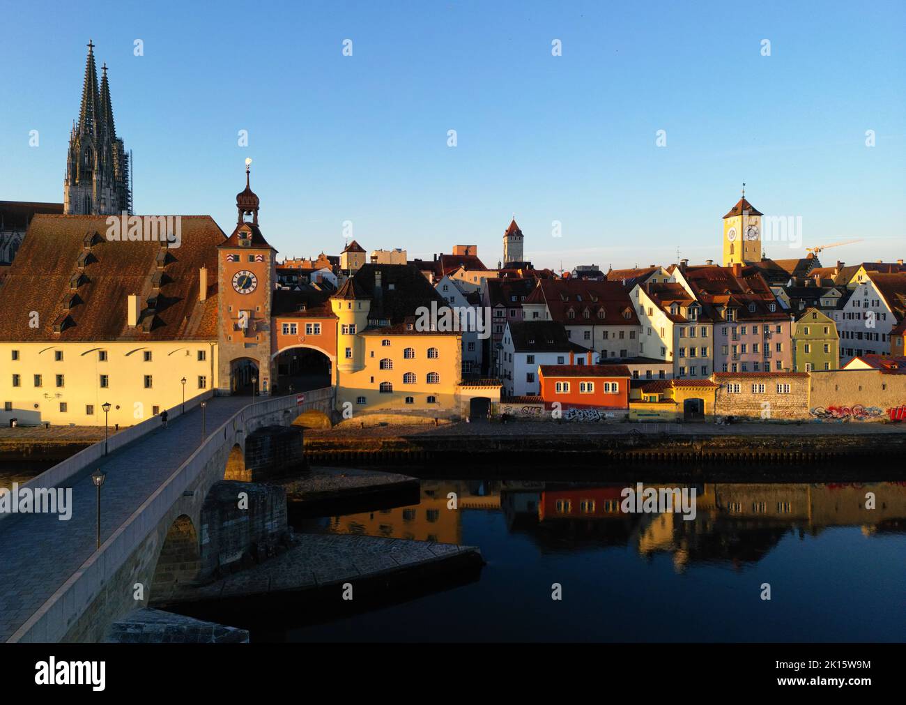 Regensburg, Deutschland. Drohnenaufnahme des Flussufers mit der alten Steinbrücke, der Hauptkathedrale, dem Rathaus und anderen Gebäuden der Altstadt Stockfoto