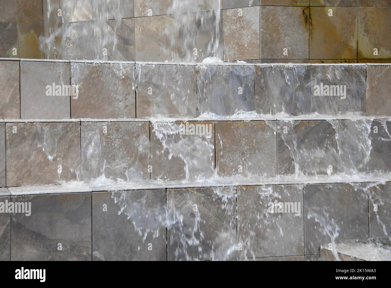 Wasser, das auf dem Hotelgelände, Miami, Florida, USA, durch einen Wasserfall stürzt Stockfoto