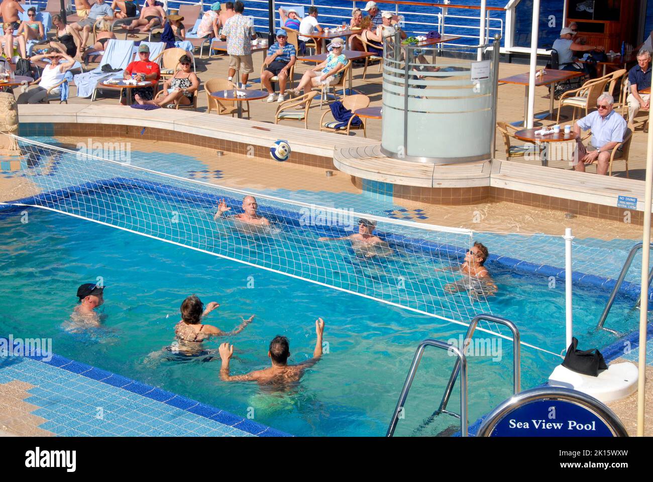 Menschen auf einem Kreuzfahrtschiff beobachten ein Spiel im Pool des Schiffes, Karibik Stockfoto