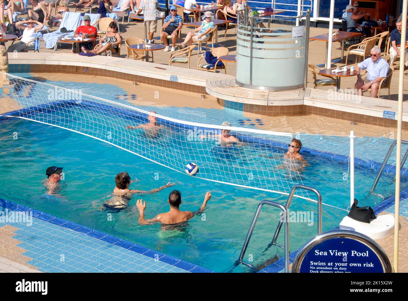 Menschen auf einem Kreuzfahrtschiff beobachten ein Spiel im Pool des Schiffes, Karibik Stockfoto