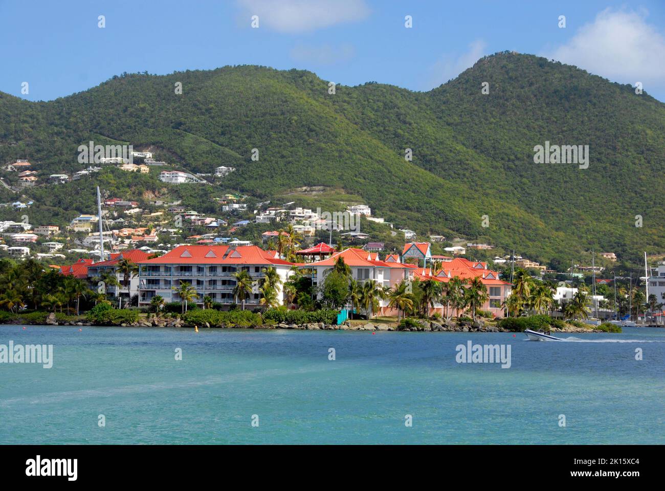 Am Wasser gelegene Gebäude an der Simpson Bay Lagoon, Sint Maarten, Karibik Stockfoto