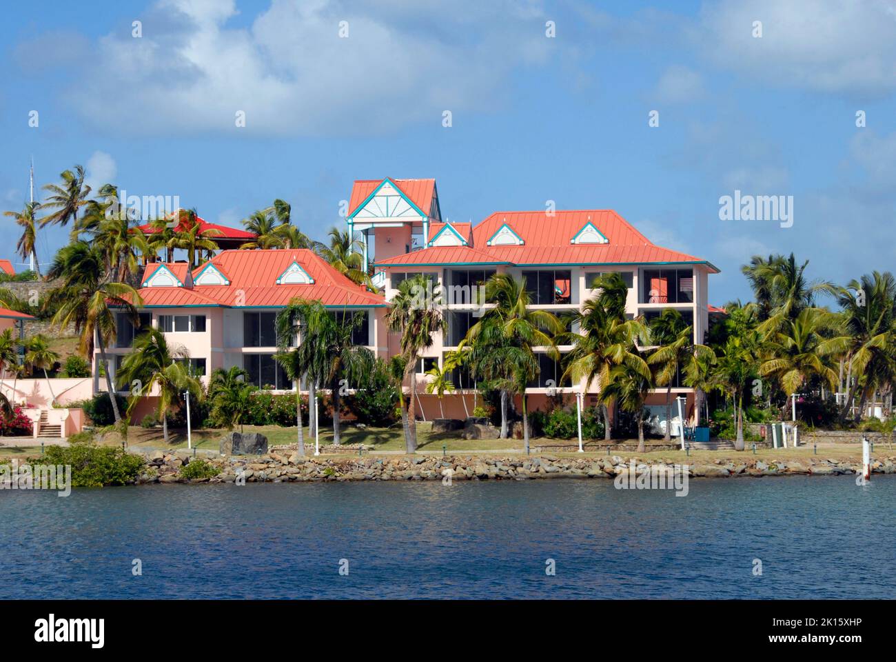 Am Wasser gelegene Gebäude an der Simpson Bay Lagoon, Sint Maarten, Karibik Stockfoto
