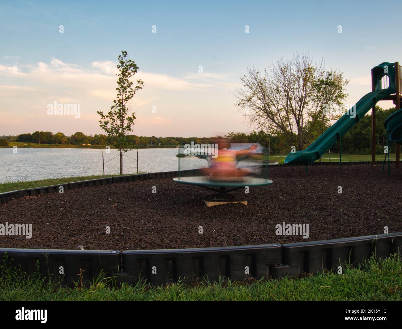 Kinder Spinning auf Merry Go Round in Spring Hill Kansas Stockfoto