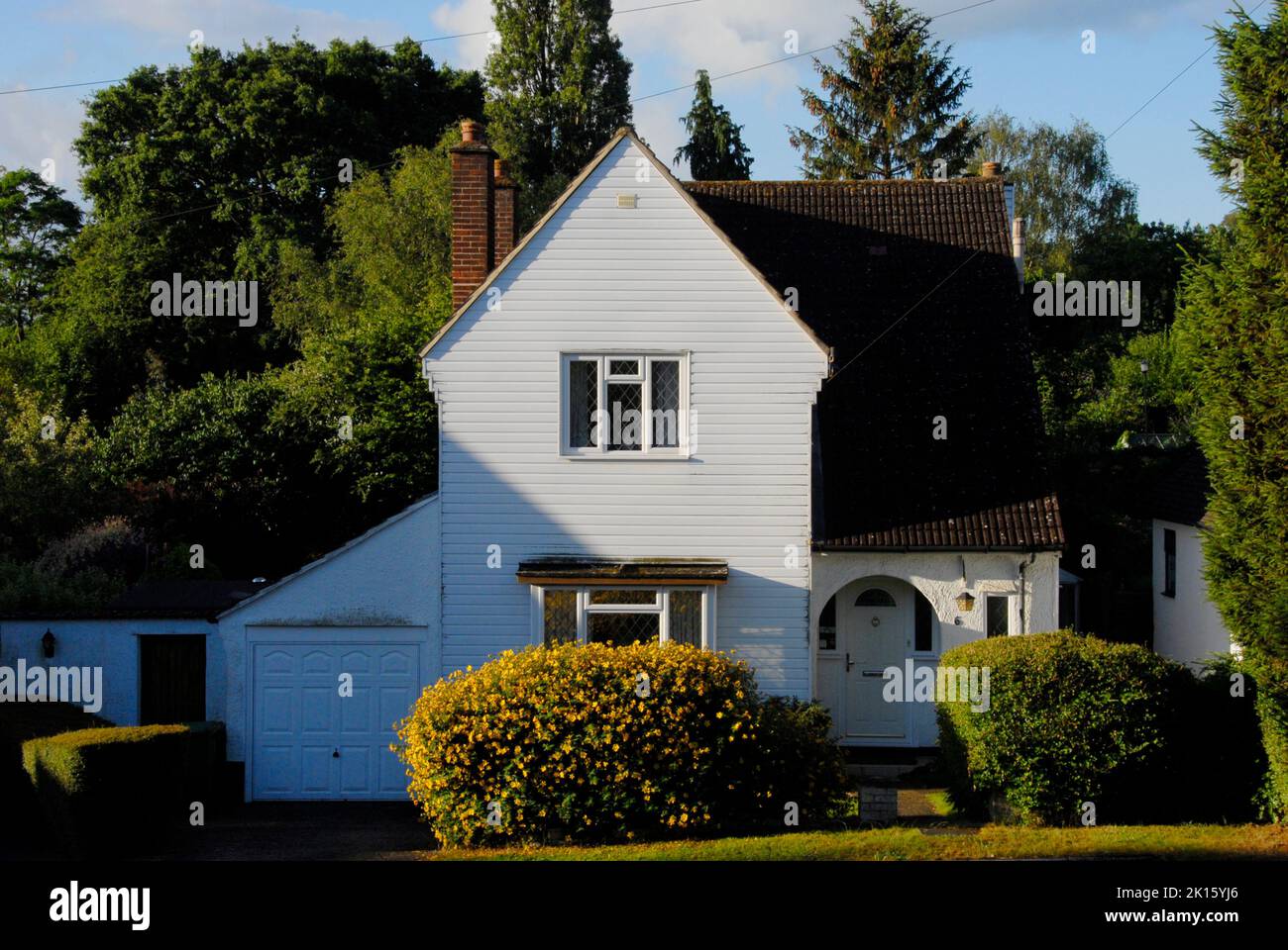 Haus in Richtung Norden in sehr frühen Morgensonne im Hochsommer Stockfoto