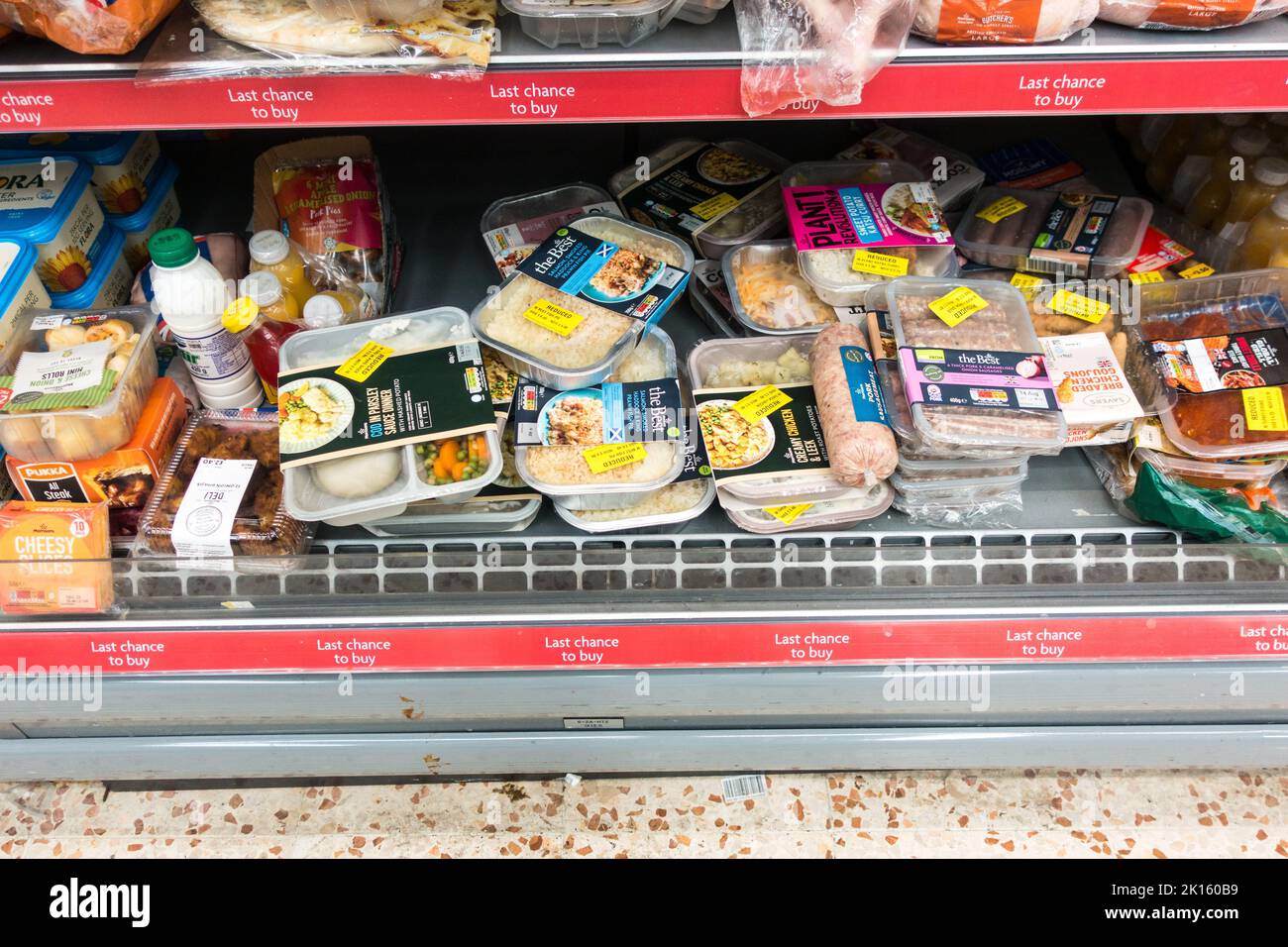 Gelber Aufkleber reduzierte Lebensmittel im Supermarket-Regal in England, Großbritannien Stockfoto