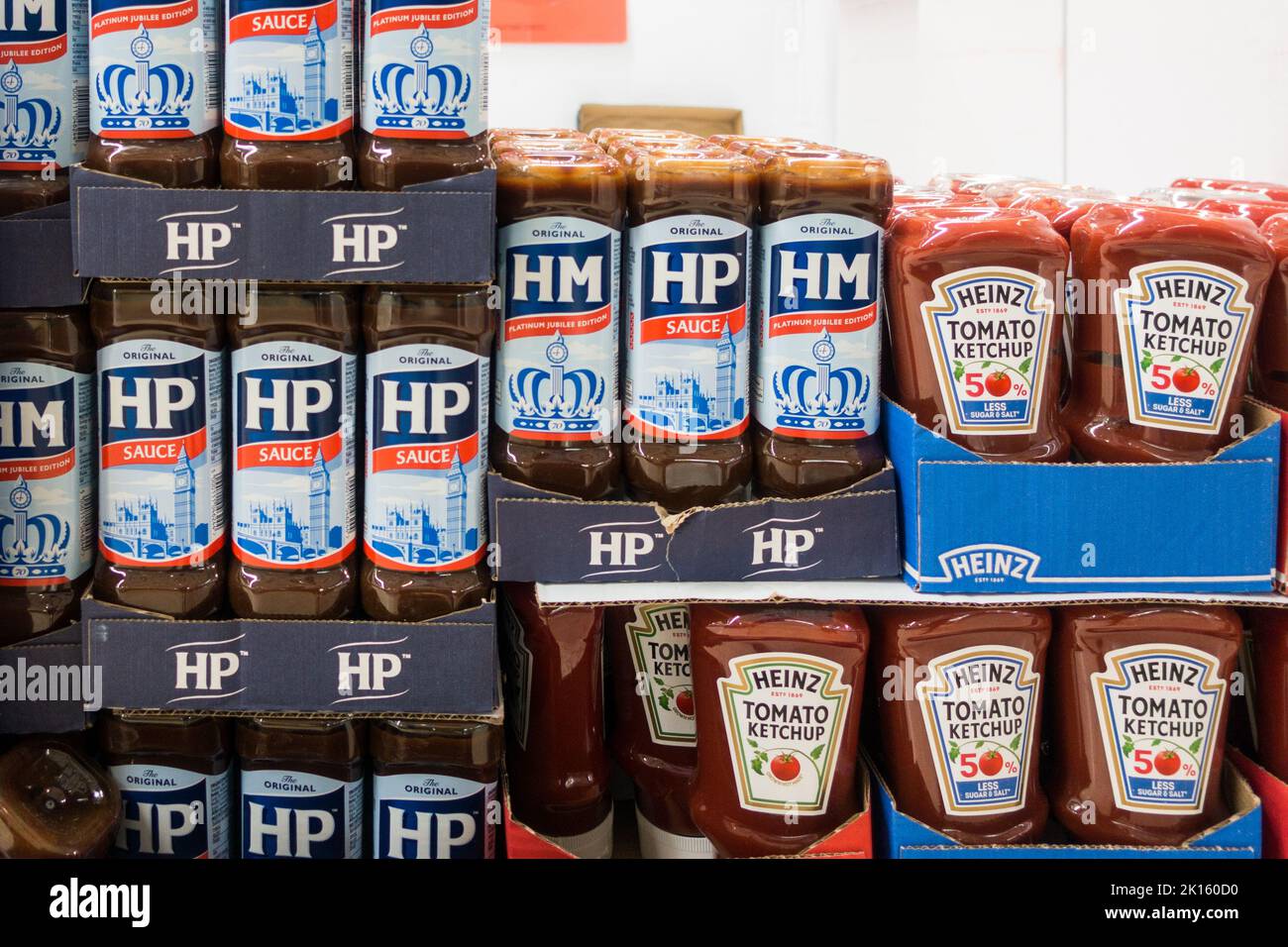HP-Sauce und Heinz Tomato Ketchup auf dem Lagerboden Stockfoto