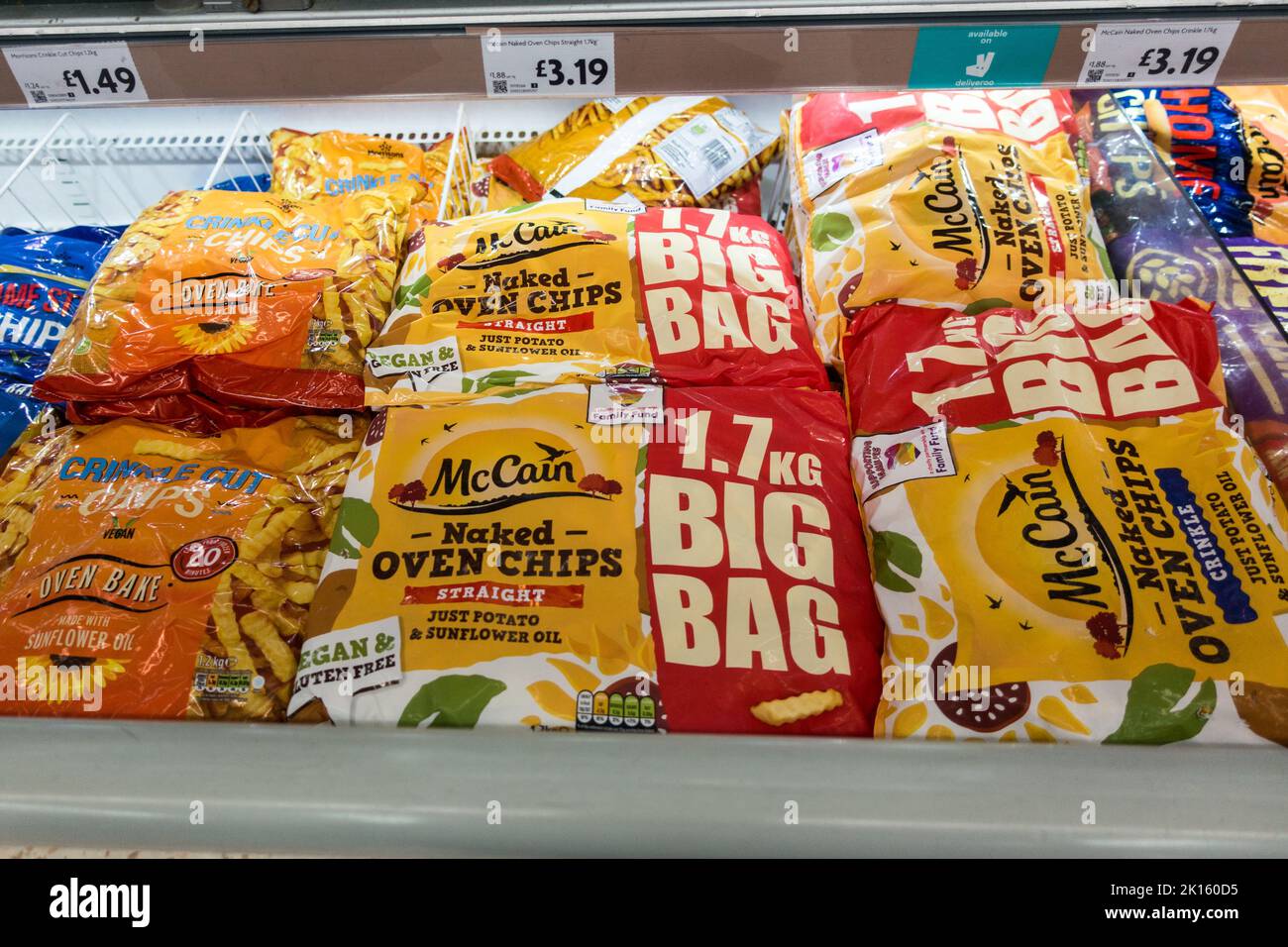 McCain hat Chips in Big Bag bei Supermarket eingefroren Stockfoto