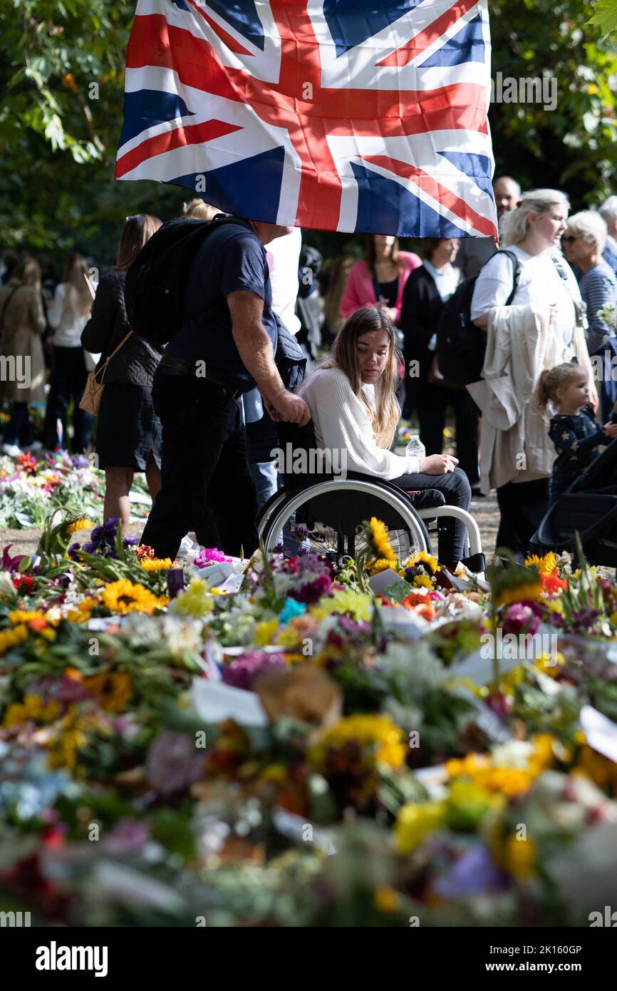 London, Großbritannien. 15. September 2022. Die Menschen betrachten Blumengebete für Großbritannien Königin Elizabeth nach ihrem Tod im Green Park in London, Großbritannien, 15. September 2022 Foto von Raphael Lafargue/ABACAPRESS.COM Quelle: Abaca Press/Alamy Live News Stockfoto