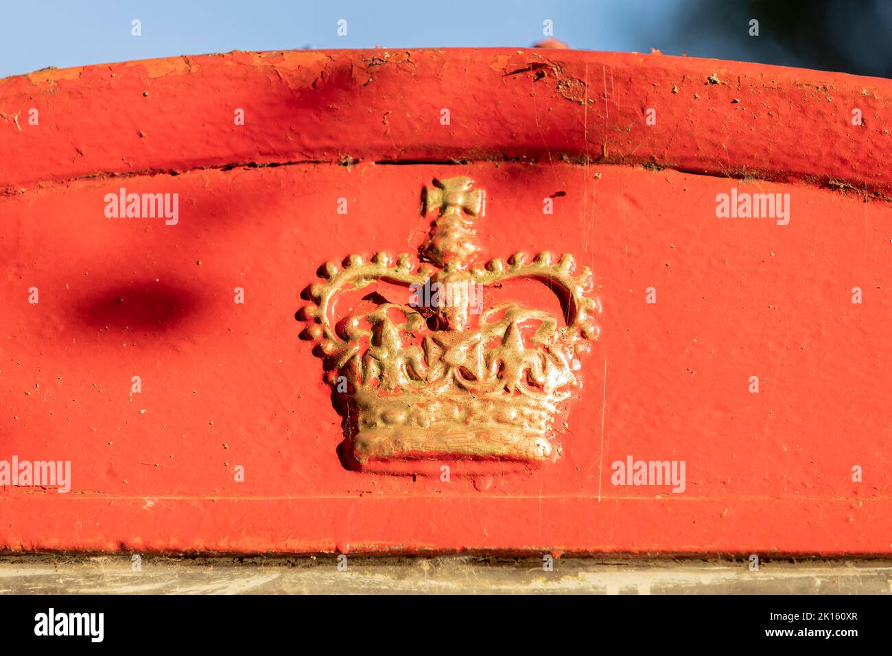High Halden, Kent, vereinigtes Königreich, 21, August, 2022 Nahaufnahme der Oberseite einer traditionellen englischen roten Telefonbox, mit goldlackierter Krone Stockfoto