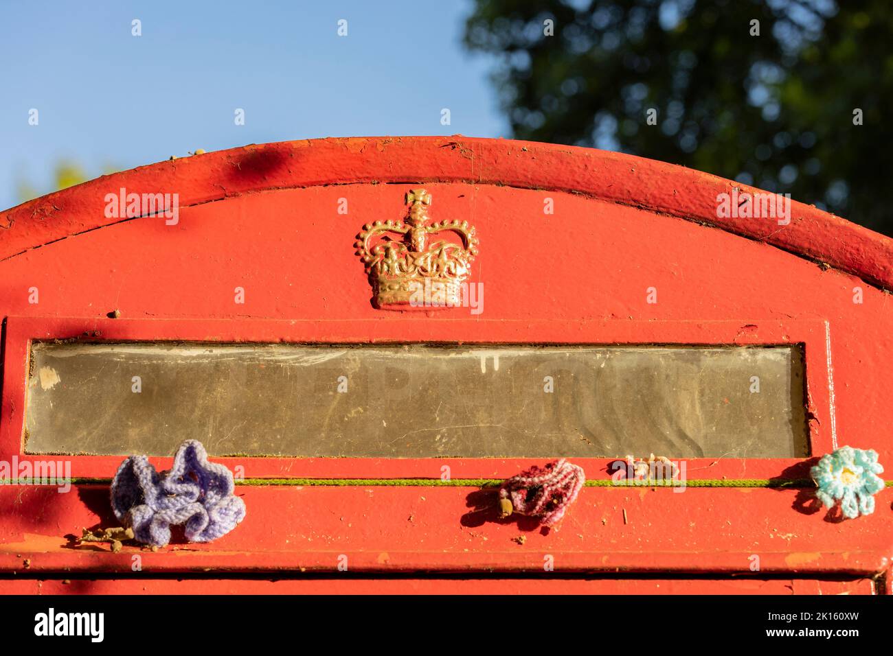 High Halden, Kent, vereinigtes Königreich, 21, August, 2022 Top einer traditionellen englischen roten Telefonbox Stockfoto
