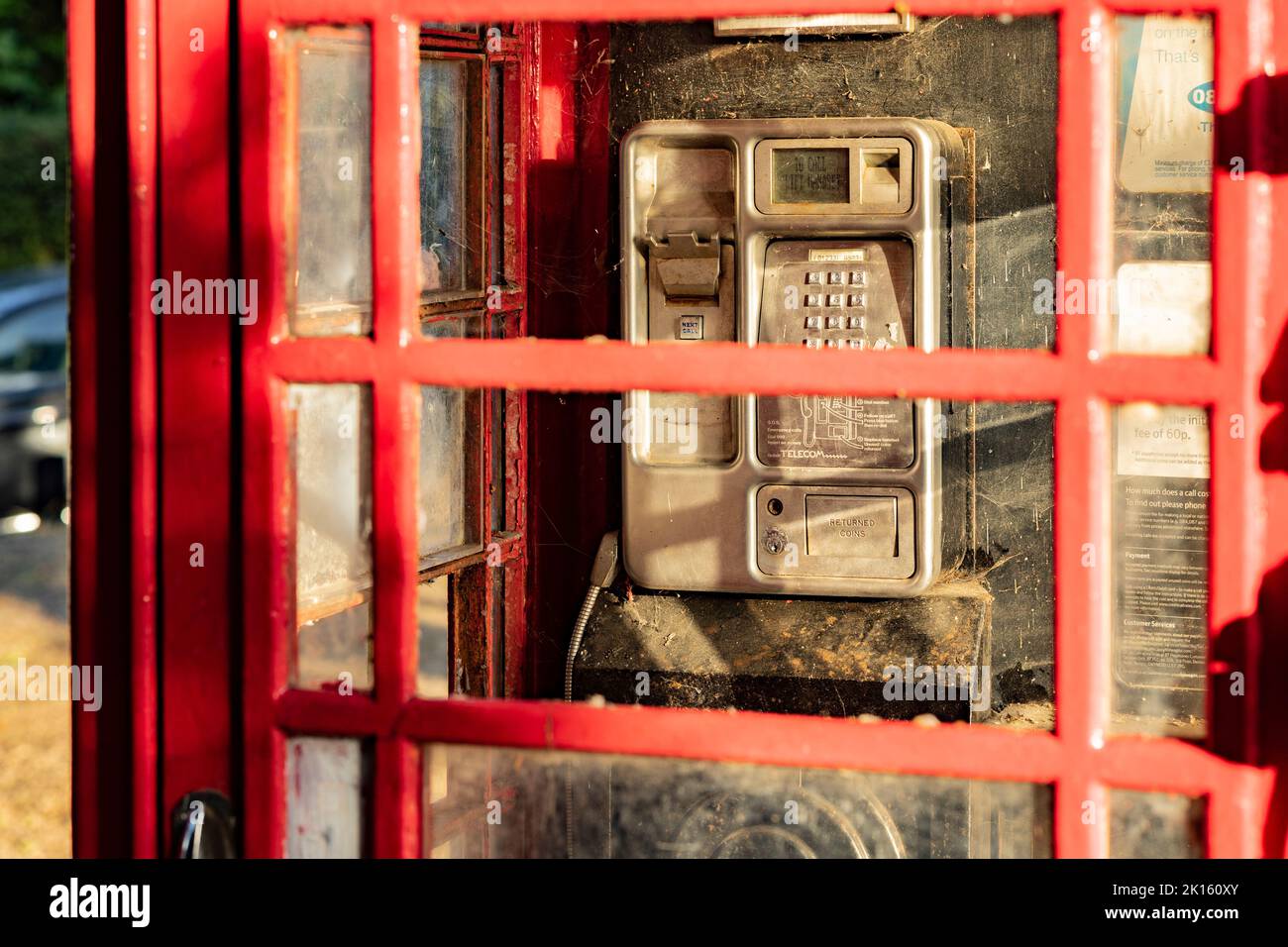 High Halden, Kent, vereinigtes Königreich, 21, August, 2022 eine alte traditionelle britische rote Telefonbox, bei der das Fenster entfernt und verwüstet wurde Stockfoto