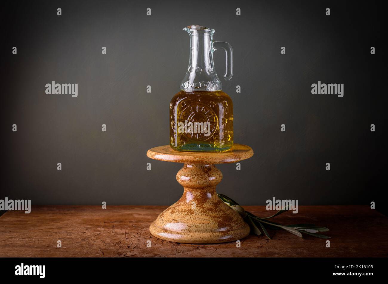 Olivenöl im Retro-Glas auf dem Kuchenständer. Stockfoto