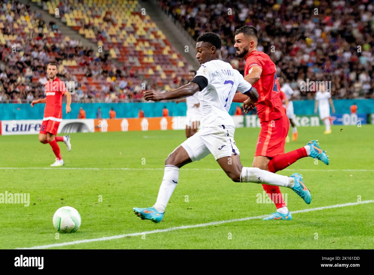 Bukarest, Rumänien. 15. September 2022. 15. September 2022: Valentin Cretu #2 von FCSB und Francis Amuzu #7 von RSC Anderlecht während des UEFA Europa Conference League-Spiels der Gruppe B zwischen FCSB Bukarest und RSC Anderlecht im National Arena Stadium in Bukarest, Rumänien, ROU. Catalin Soare/Cronos Kredit: Cronos/Alamy Live Nachrichten Stockfoto