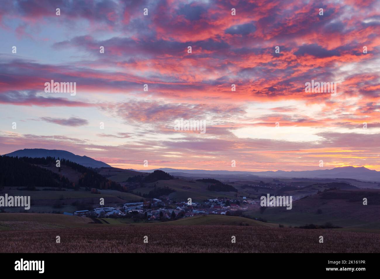 Ländliche Landschaft im Dorf Sklabina in der Region Turiec, Slowakei. Stockfoto