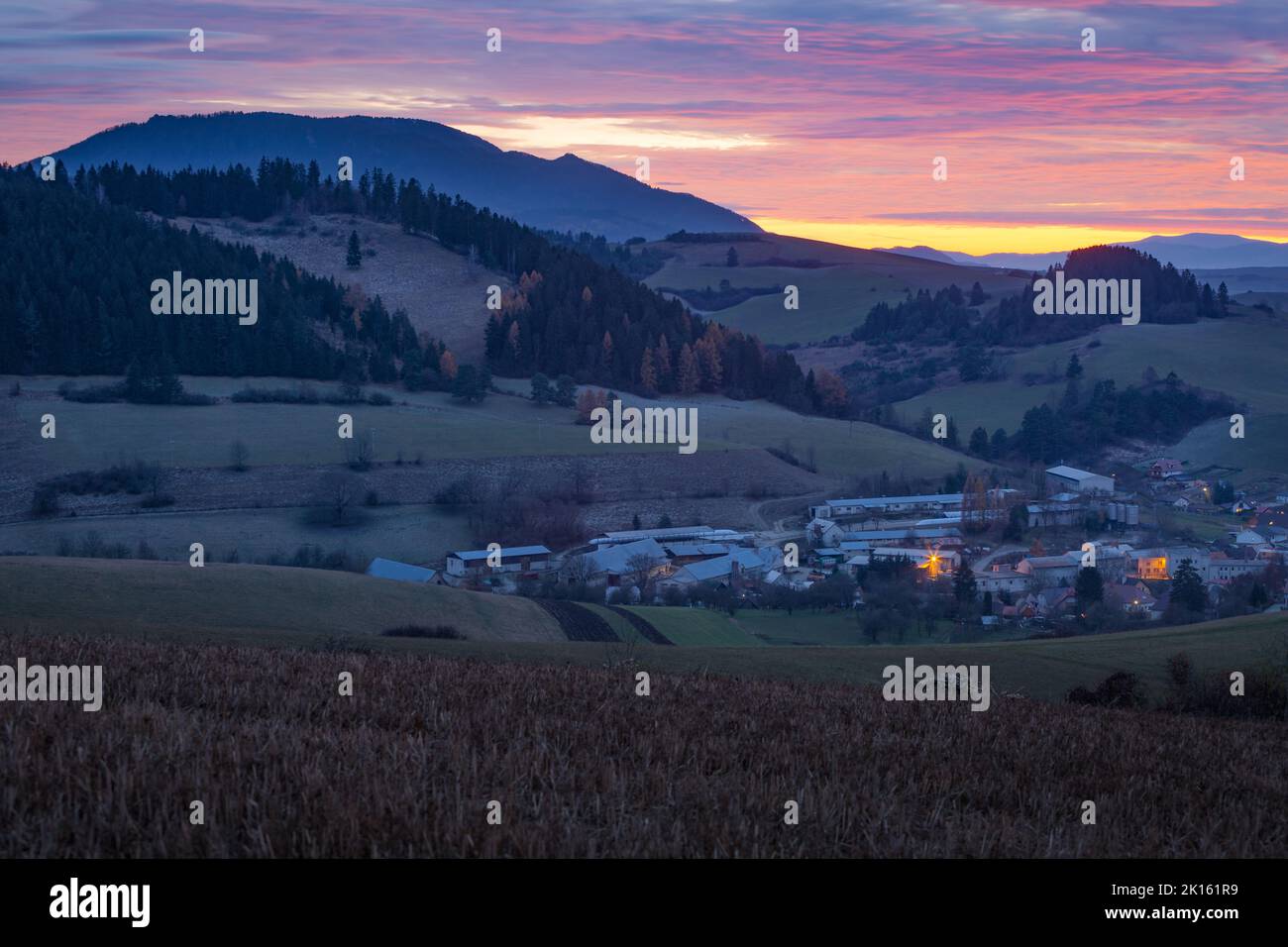 Ländliche Landschaft im Dorf Sklabina in der Region Turiec, Slowakei. Stockfoto